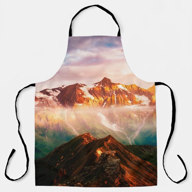 A look at the sunlit hills at twilight. Dramatic e Apron (Front)