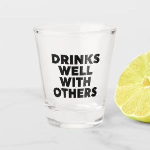 A Shot Boit Bien Avec D'Autres Tasses De Papier En Verre