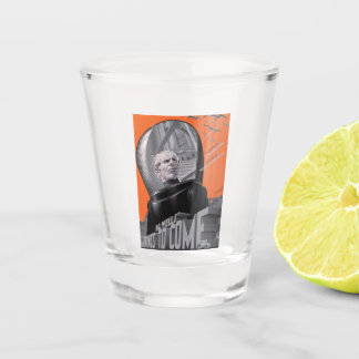 A Shot H.G. sort des choses sous verre