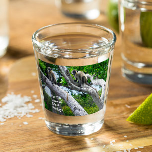 A Shot Pour L'Amour Des Singes Verts Tirant Du Verre