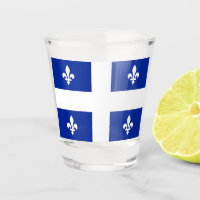 Verre photographié patriotique avec drapeau du Qué