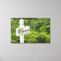 A sign pointing tho the wine cellar (Cave) in
