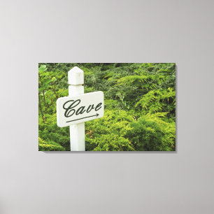 A sign pointing tho the wine cellar (Cave) in
