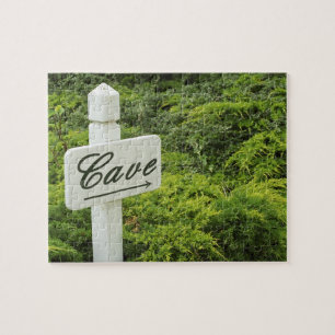 A sign pointing tho the wine cellar (Cave) in Jigsaw Puzzle