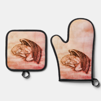 A sleeping Angel on the heavens clouds Oven Mitt & Pot Holder Set