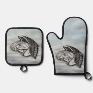 A sleeping Angel on the heavens clouds Oven Mitt & Pot Holder Set