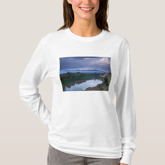 A stormy morning, with threatening clouds T-Shirt (Front)