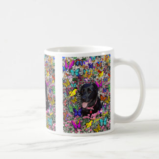 Abby dans la tasse de papillons - Labrador noir