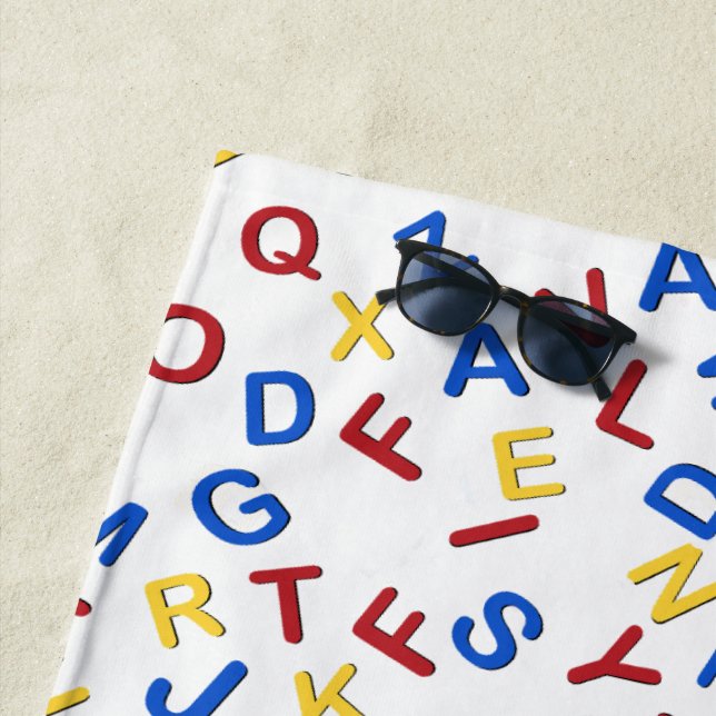 ABC Lettres Rouge Jaune Bleu Plage Serviette (En situation)