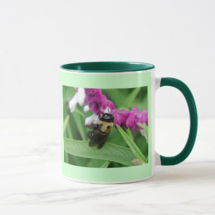 Abeille avec la tasse #4 de fleurs de velours