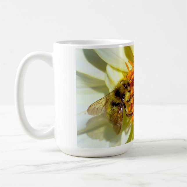 Abeille de miel et tasse de café à fleurs. (Gauche)