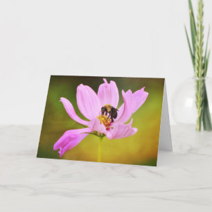 Abeille sur la carte de note rose