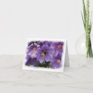 Abeille sur la carte de voeux de blanc de fleur