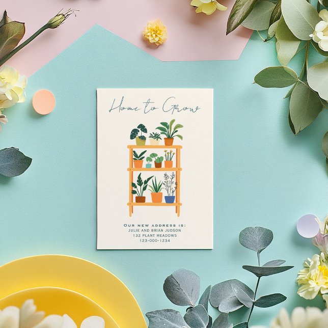 Accueil - Croissance Nouvelle carte de Faire-part  (Charming “Home to Grow” new address announcement card with shelves of house plants illustration)