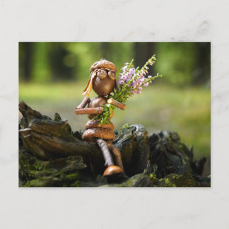 Acorn elf fille avec des fleurs carte postale
