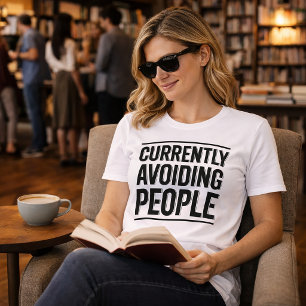 Actuellement évitant les gens T-shirt drôle de typ