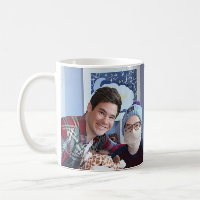 Adam Devine et tasse de Breanna (Gauche)