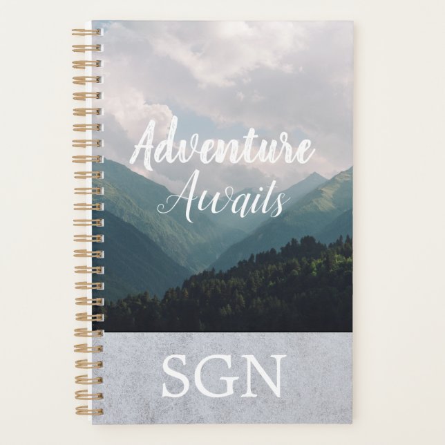 Adventure Await Mountain Valley | Monogramme (Devant)