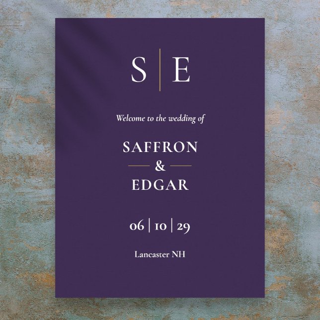 Affiche de bienvenue Mariage de violet et d'or (Purple And Gold Monogram Wedding Welcome Sign)