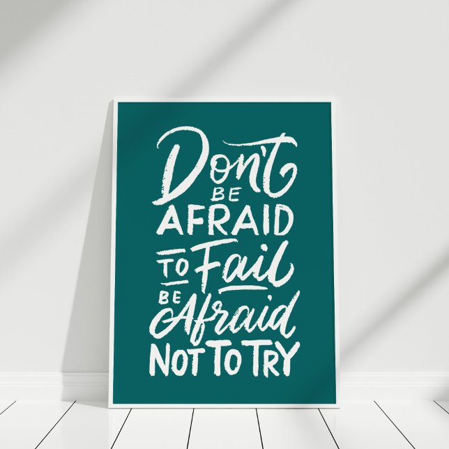 Affiche de devis inspirationnelle "N'ayez pas peur (Inspirational Quote Poster "Don't be afraid" in white frame on white wooden floor.)