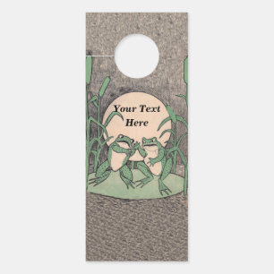 Affichette De Porte Deux mignonnes grenouilles vertes argumentent sur