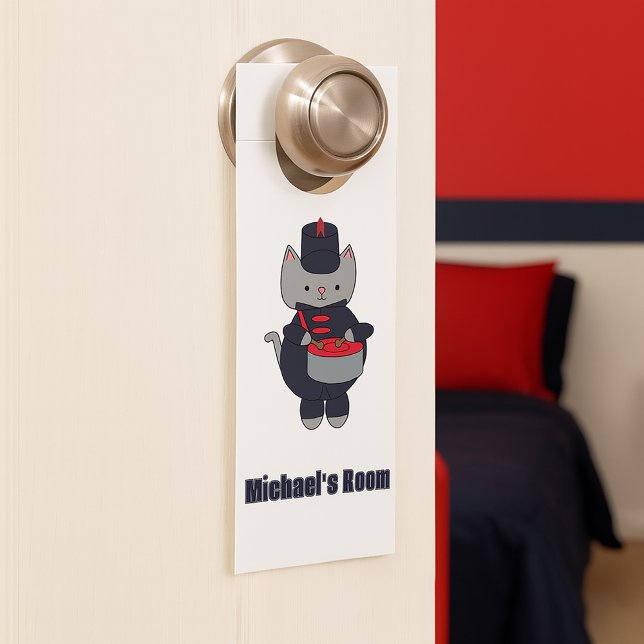 Affichette De Porte Drum Cat Marching Band Navy Blue Red Personalize (A door hanger featuring a cat playing the drums in a navy blue & red marching band uniform.)