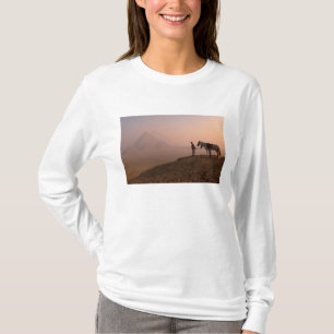 Africa, Egypt, Cairo, Giza, Giza pyramids at T-Shirt
