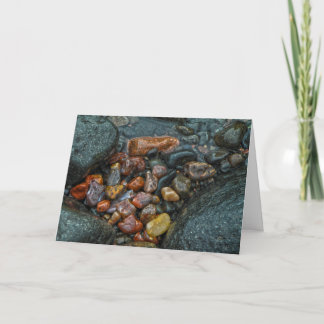 Agate rochers sur la carte de voeux du rivage.