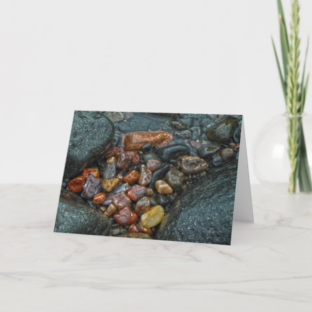 Agate rochers sur la carte de voeux du rivage. (Devant)