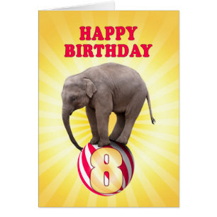 Âge 8, une carte d'anniversaire d'éléphants heureu