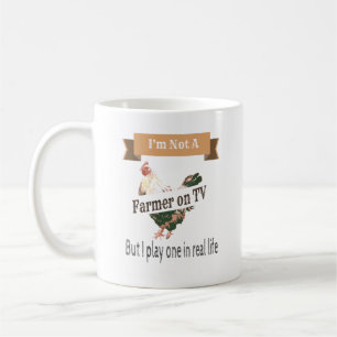 Agriculteur dans la tasse drôle de poulet de vie