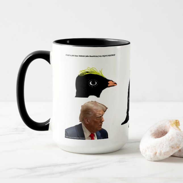 Aidez Macaroni Penguins par RoseWrites Mug (Avec donut)