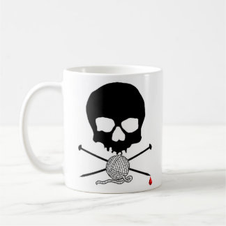Aiguille de crâne et de tricot avec la tasse de