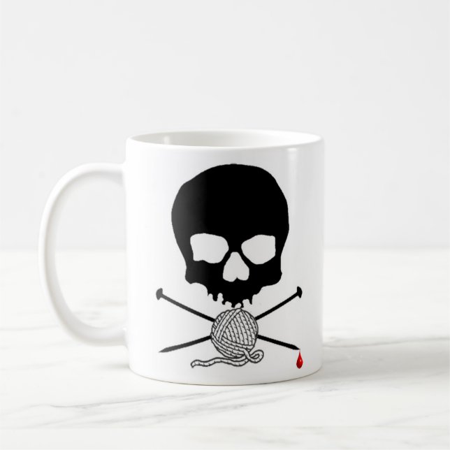 Aiguille de crâne et de tricot avec la tasse de (Gauche)