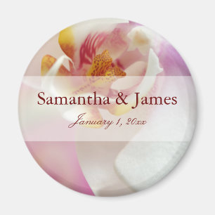 Aimant À l'intérieur de l'orchidée rouge foncé et blanche