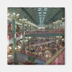 Aimant À l'intérieur du mail de la foule de magasin de