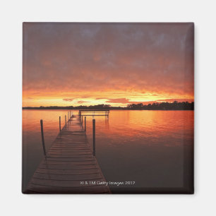 Aimant Accouplez au coucher du soleil sur le lac