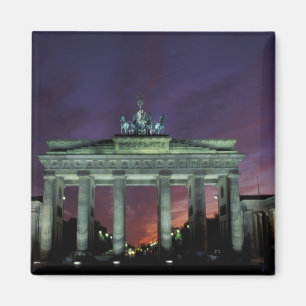 Aimant Allemagne, Berlin. Porte de Brandebourg la nuit.