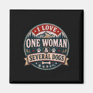 Aimant Amusant cynique amoureux de chiens aime une femme