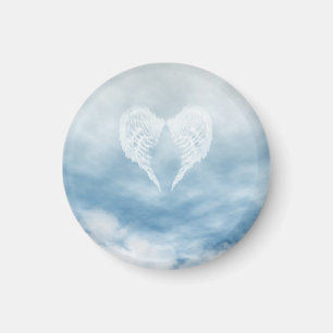 Aimant Ange des ailes dans le ciel bleu nuageux