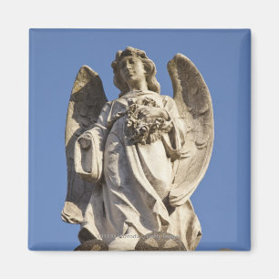 Aimant Angel en pierre regardant la statue en bas à Bueno