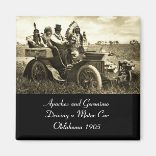AIMANT APACHES ET GERONIMO CONDUISANT UNE AUTOMOBILE