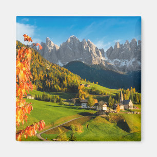 Aimant Automne dans un paysage de dolomites avec l'églis