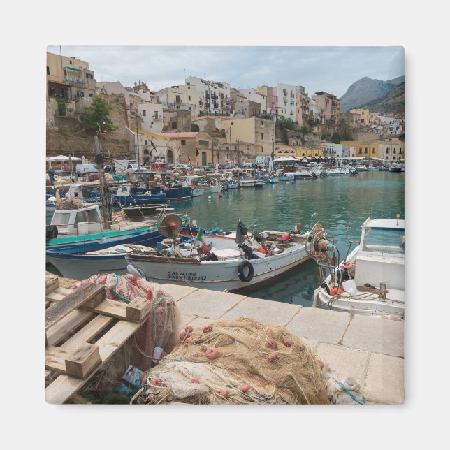 Aimant Bateaux de pêche dans le port de Castellammare del (Devant)