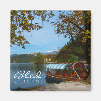 Bateaux touristiques dans le lac Bled en automne