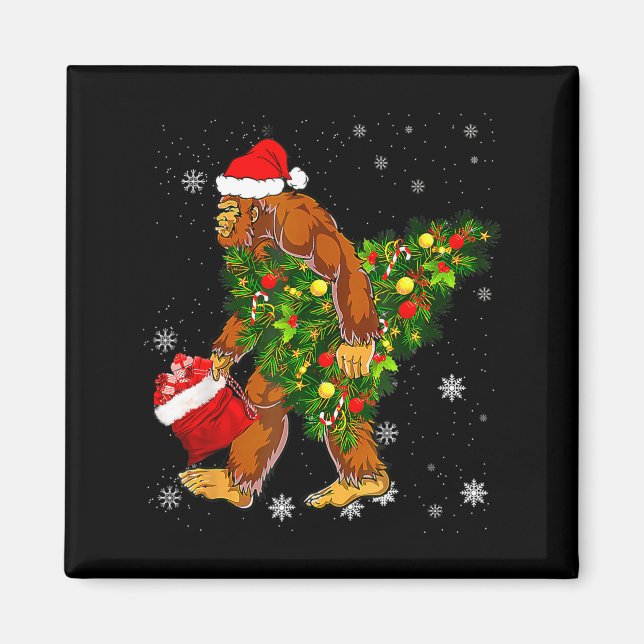 Aimant Bigfoot Carrying Christmas Tree Sasquatch Believer (Devant)
