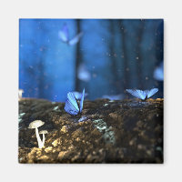 Bois fée magique avec papillons et champignons