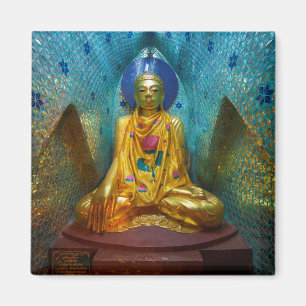 Aimant Bouddha dans une alcôve ornée