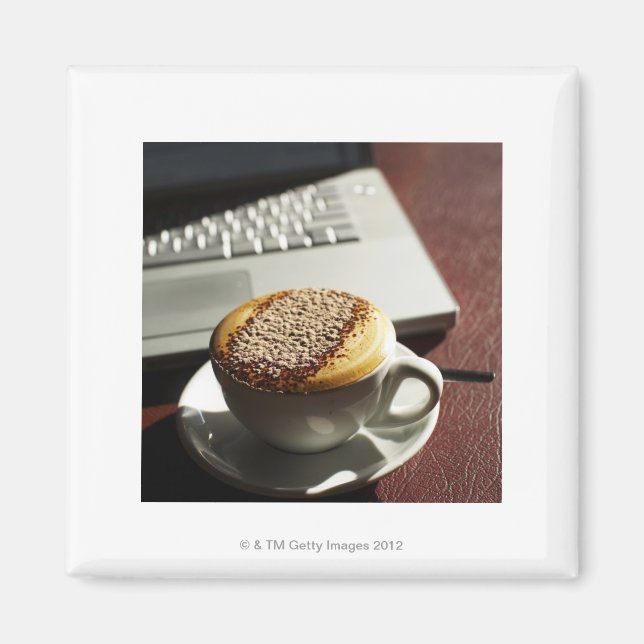 Aimant Cappuccino devant l'ordinateur portable (Devant)