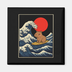 Aimant Capyra surfe sur les vagues sous un ciel rose T-sh